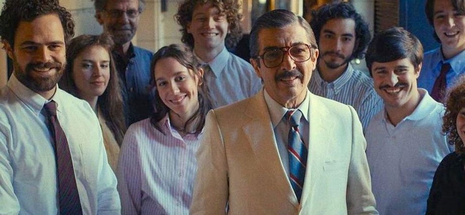 Scena del film dove un gruppo di giovanni sono dietro al sorridente protagonista interpretato da Ricardo Darin.