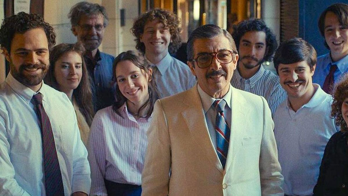 Scena del film dove un gruppo di giovanni sono dietro al sorridente protagonista interpretato da Ricardo Darin.